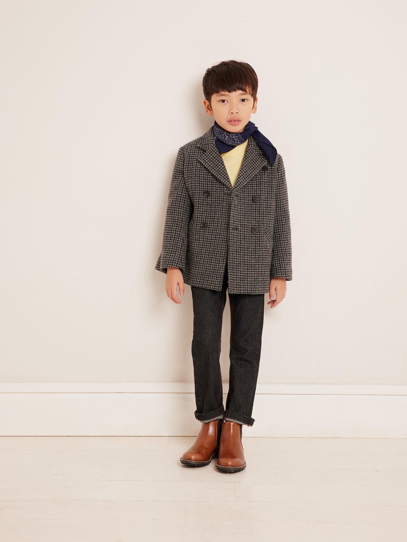 Invierno 2023 look con abrigo de cuadros de niño