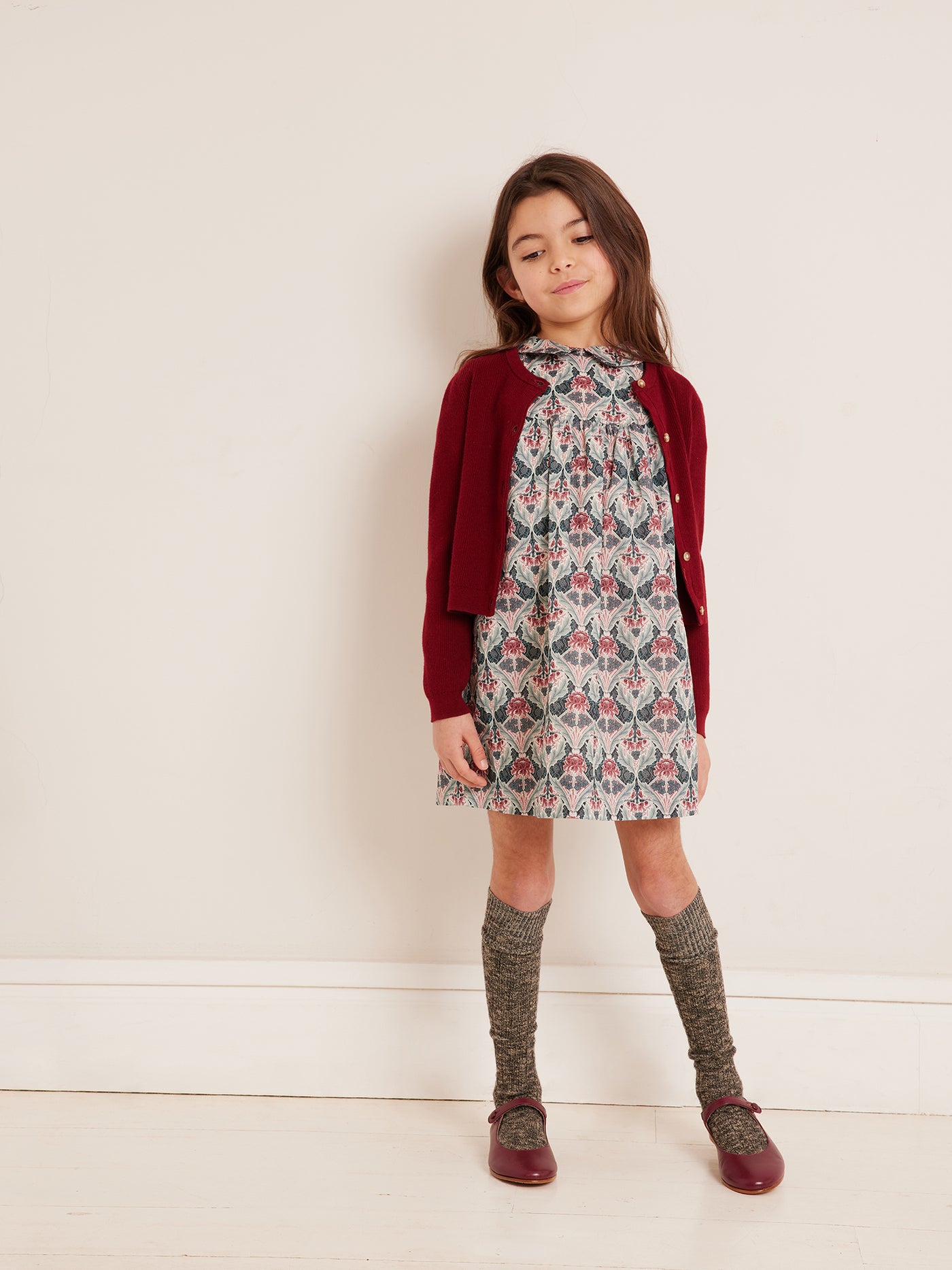 Invierno 2023 look con vestido con flor de niña