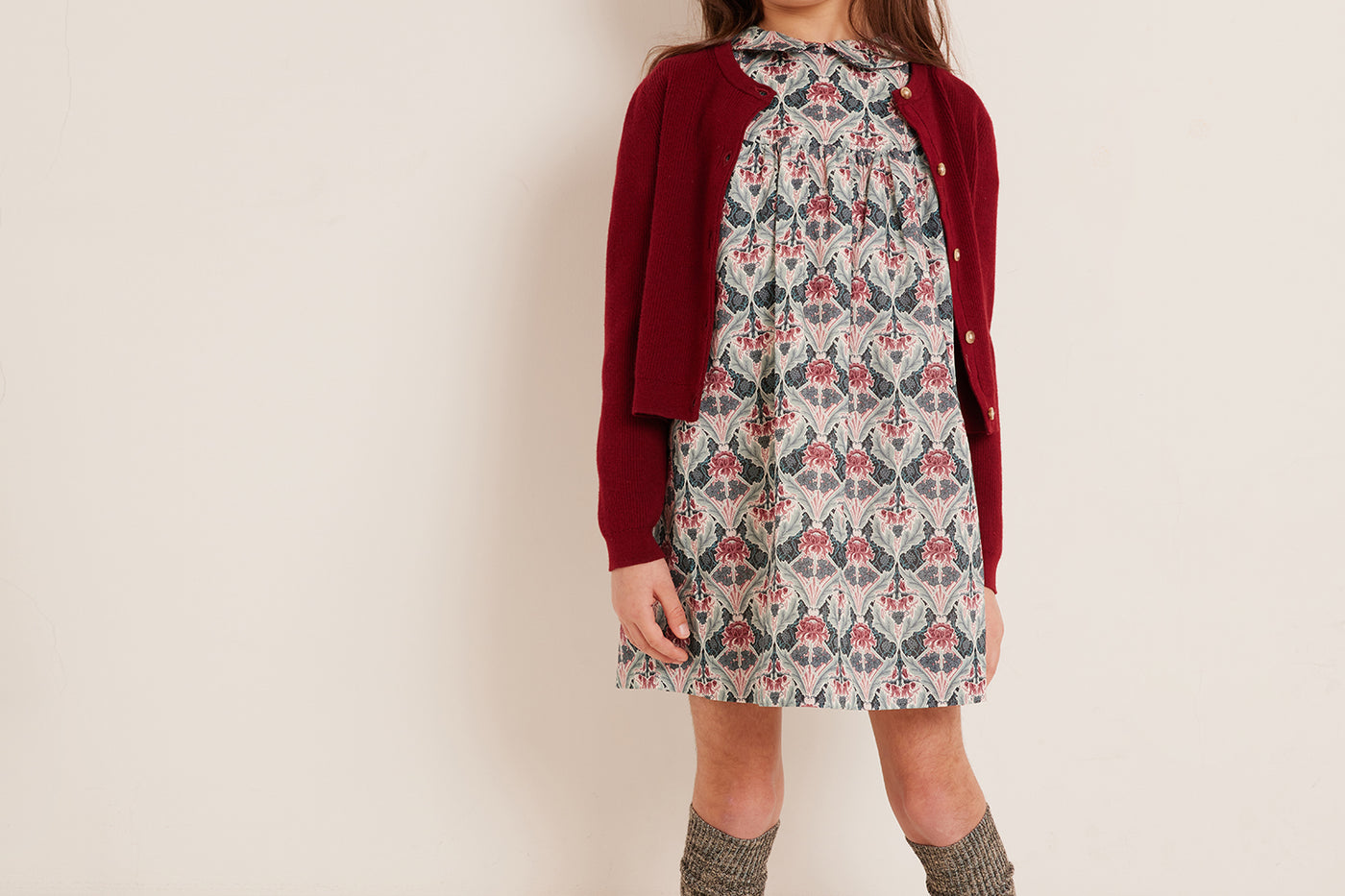 Invierno 2023 look con vestido con flor de niña