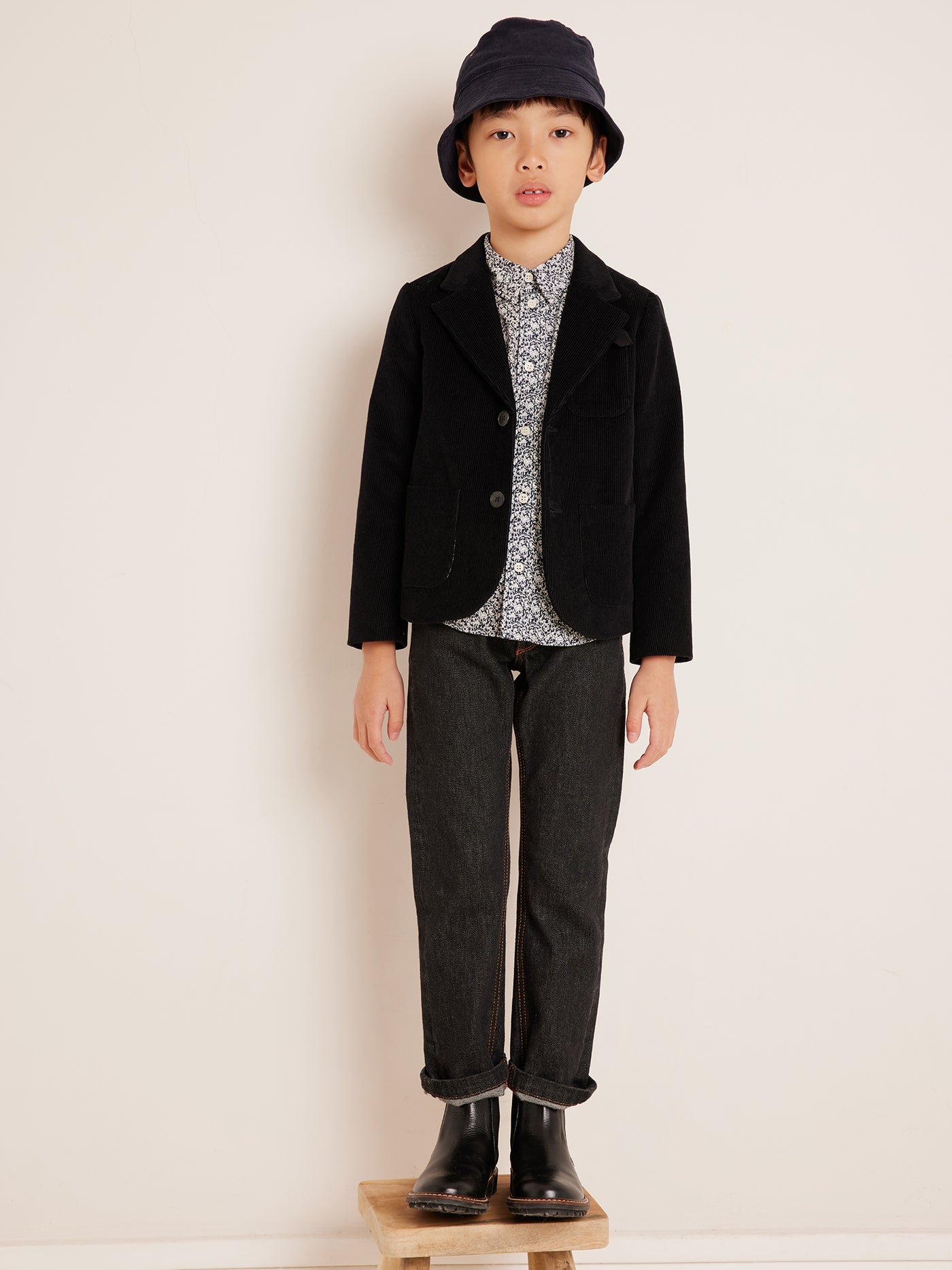 Invierno 2023 look con camisa con flor de niño