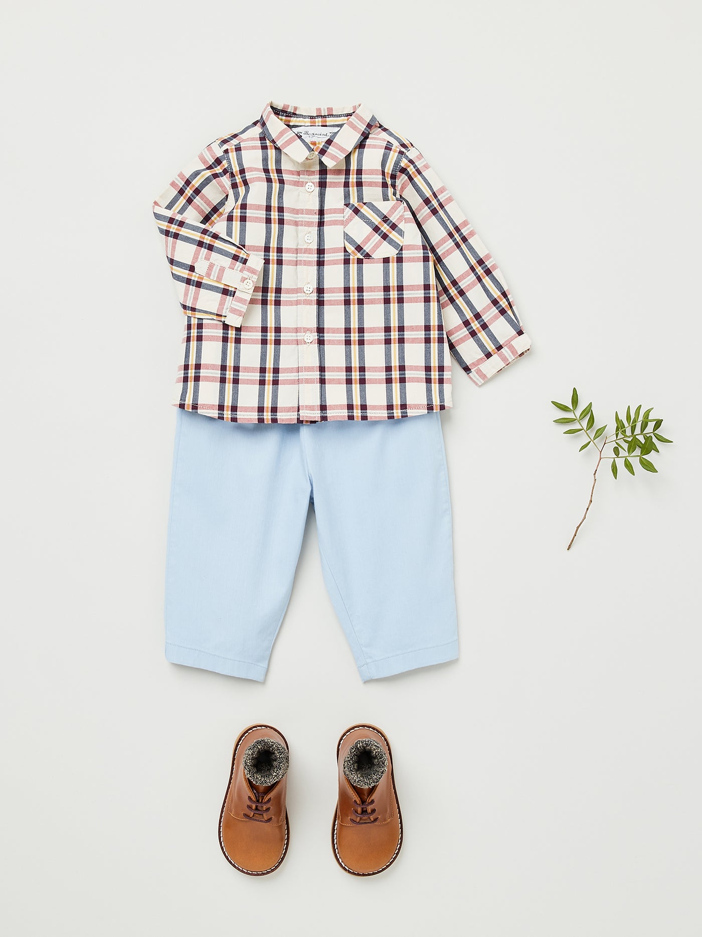 Invierno 2023 look con camisa de cuadros de bebé niño