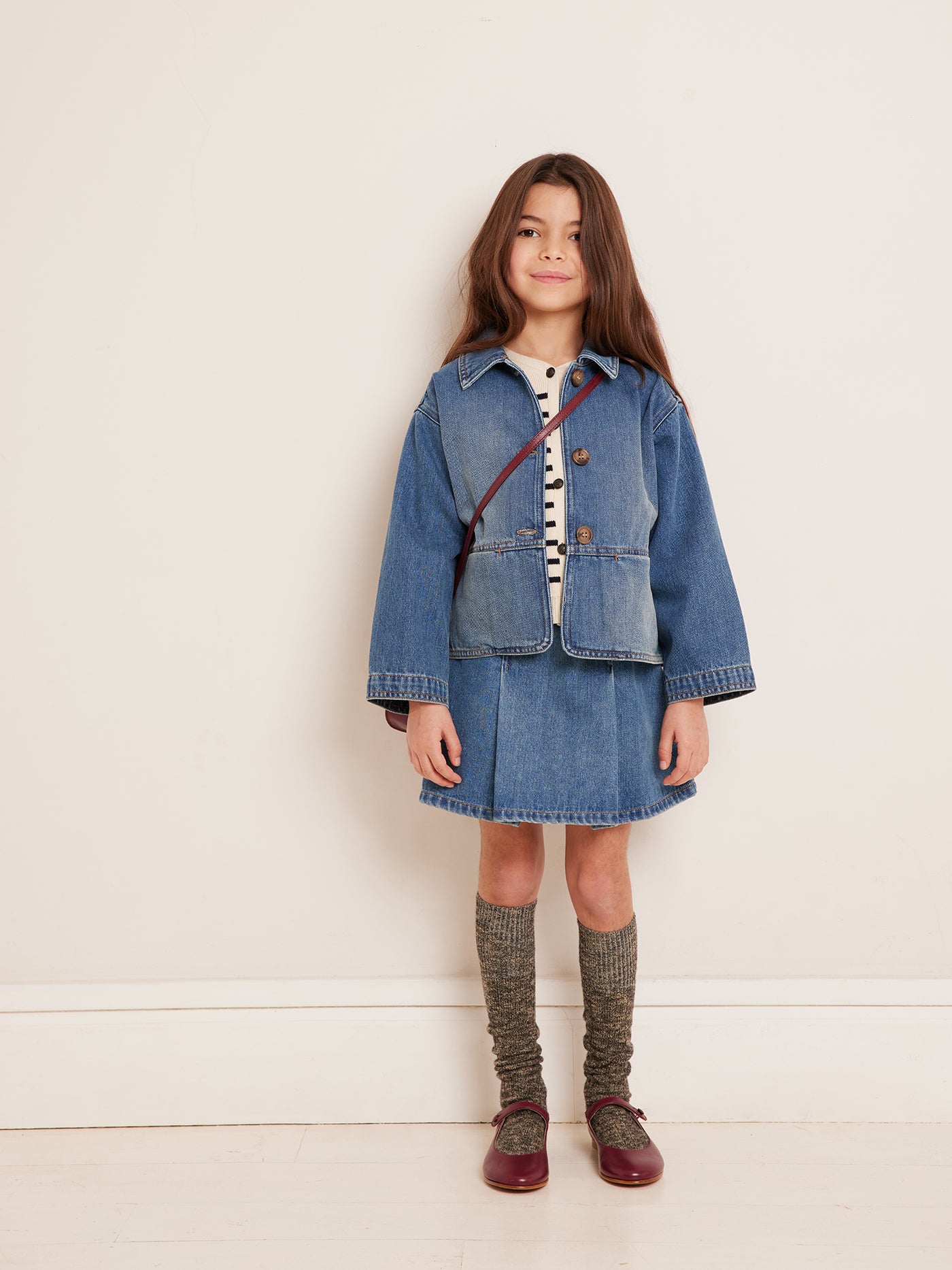 Invierno 2023 look con chaqueta vaquera de niña