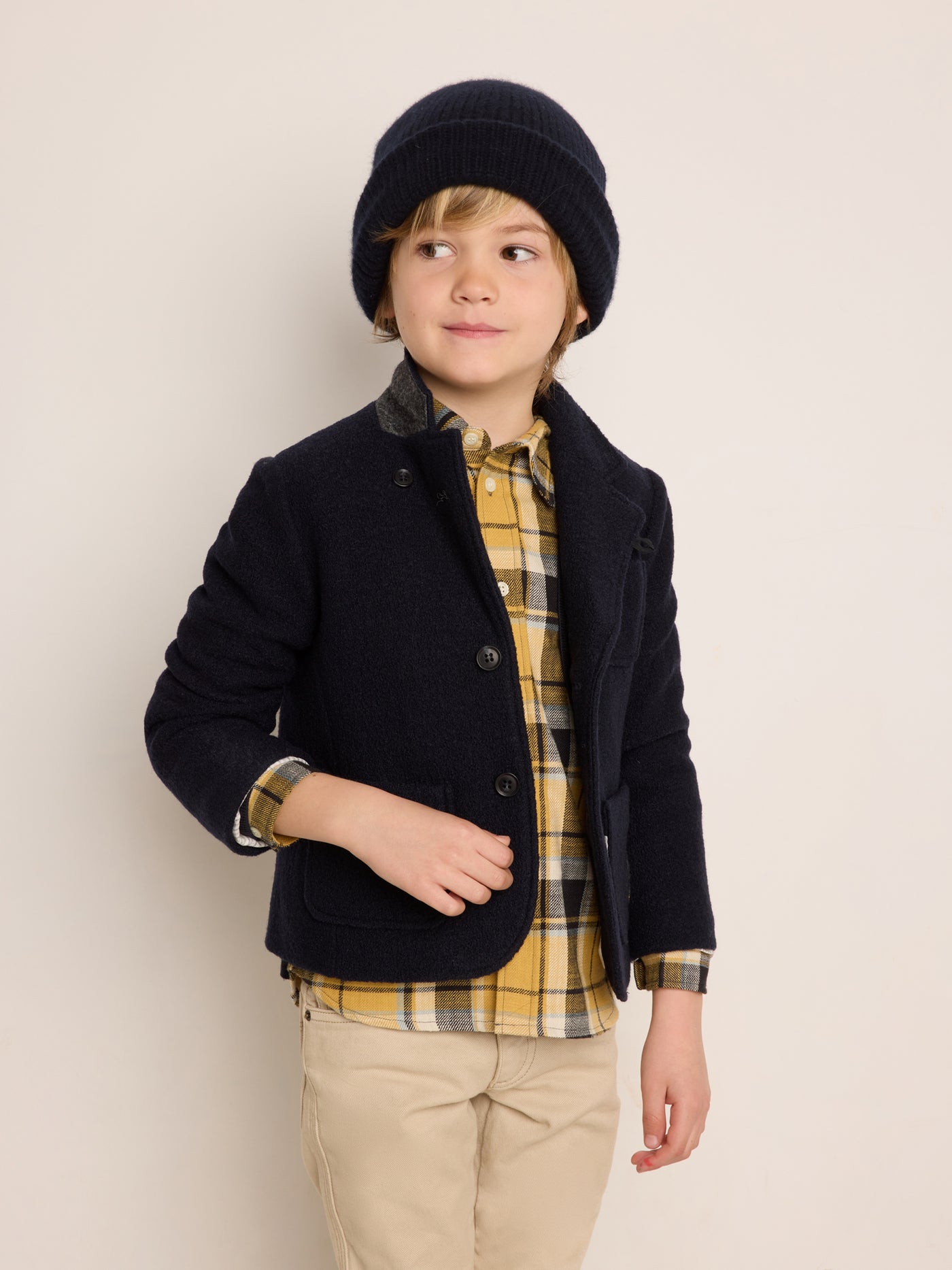 Invierno 2023 look con blazer de niño