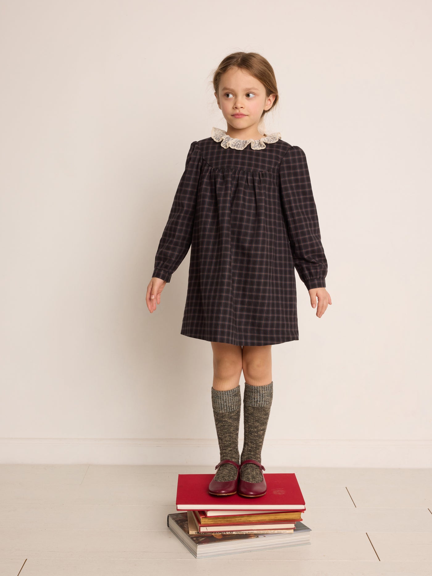 Invierno 2023 look con vestido con cuello de niña
