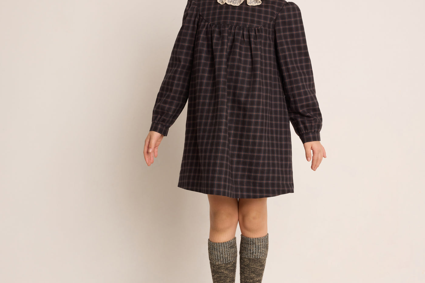 Invierno 2023 look con vestido con cuello de niña