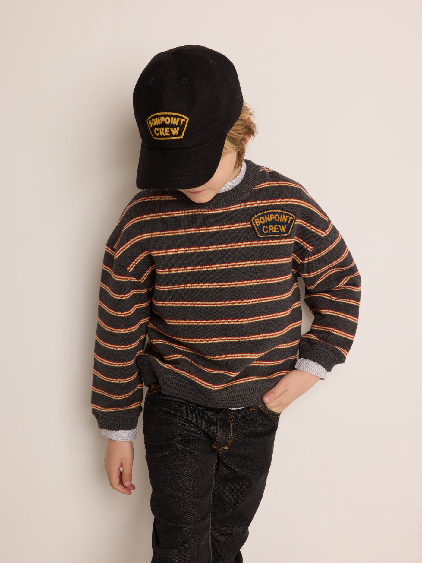 Invierno 2023 look con jersey de rayas de niño