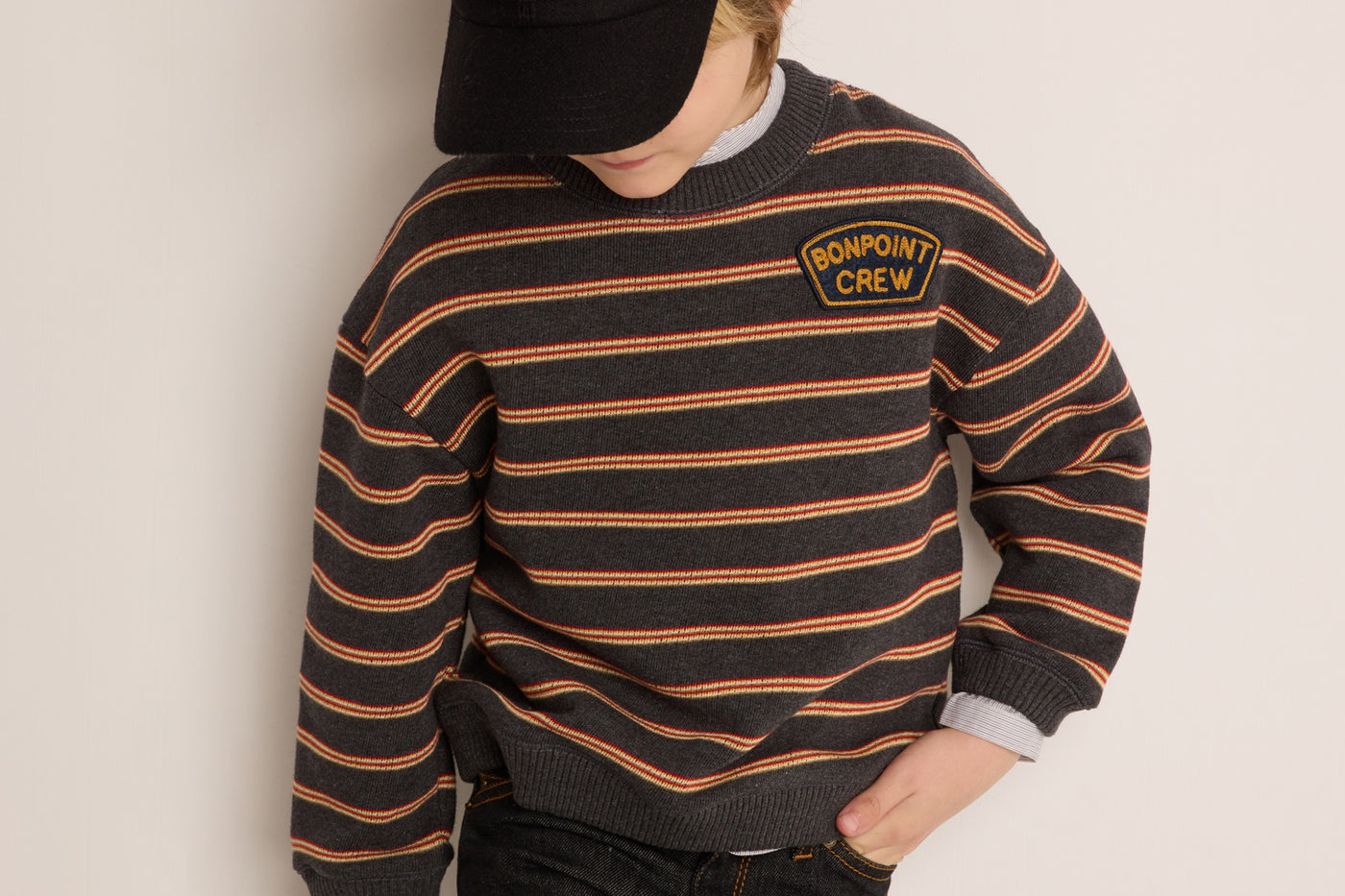 Invierno 2023 look con jersey de rayas de niño