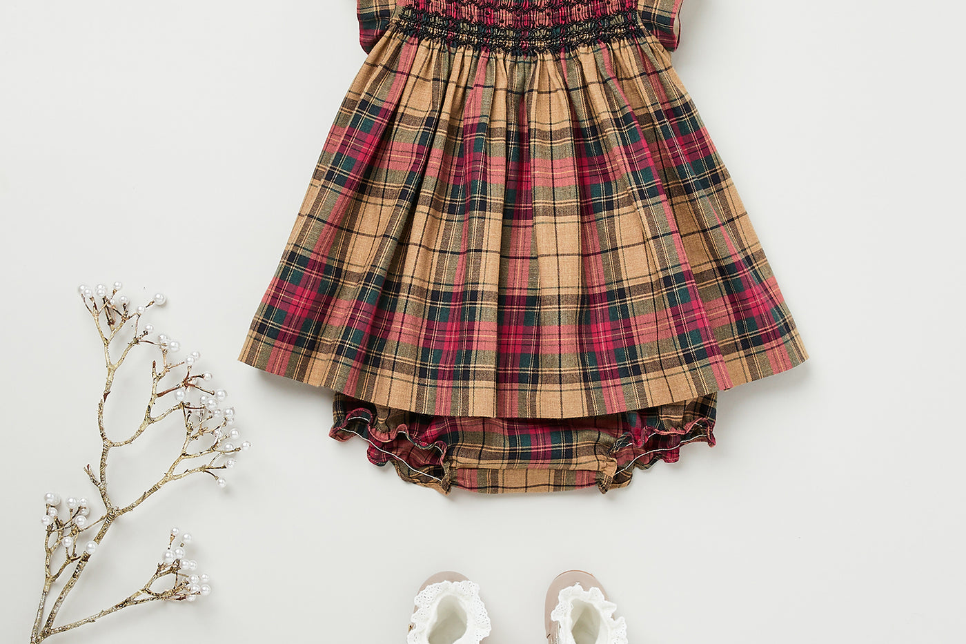 Invierno 2023 look con vestido de cuadros de bebé niña