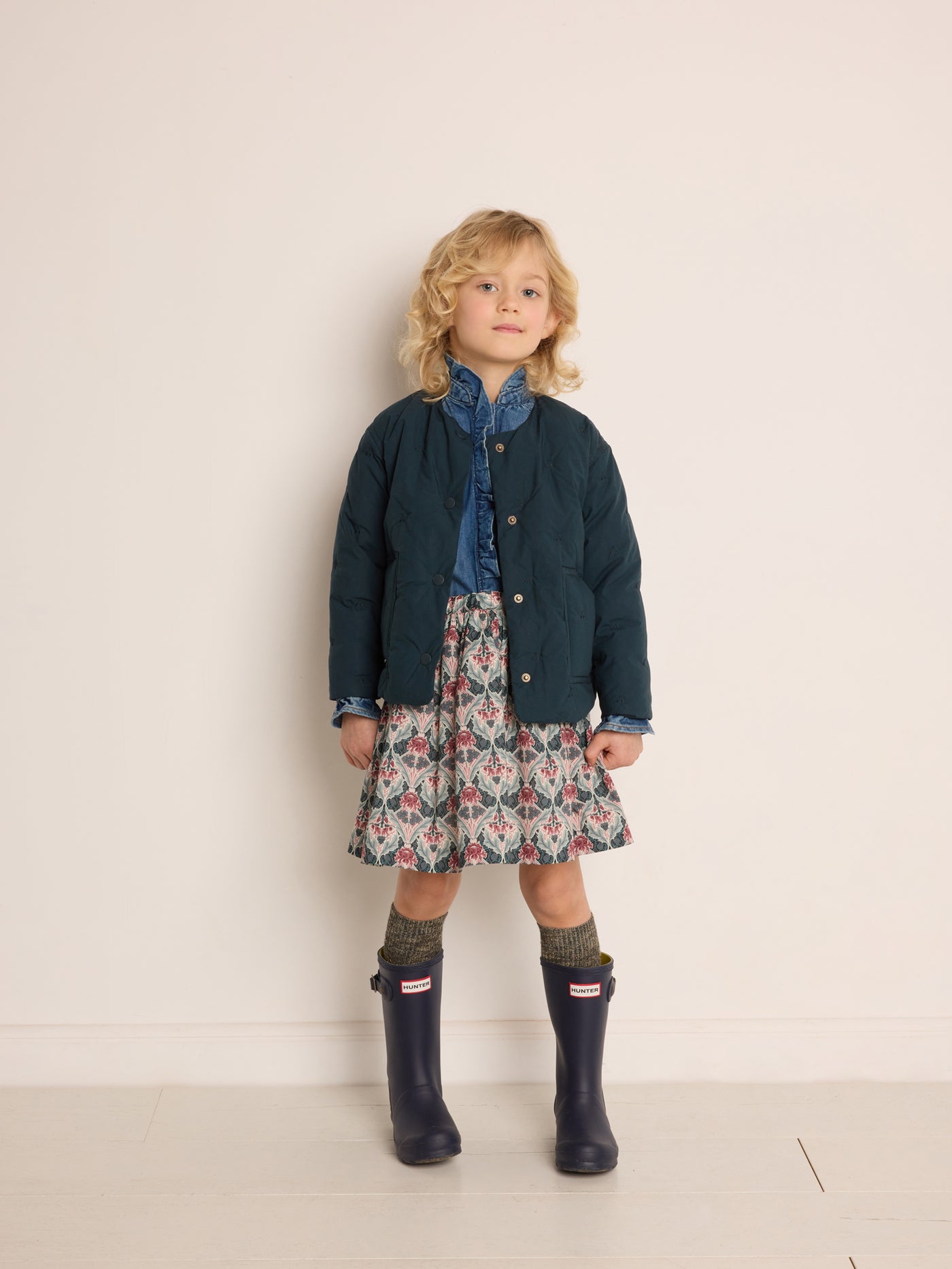 Invierno 2023 look con chaqueta verde de niña