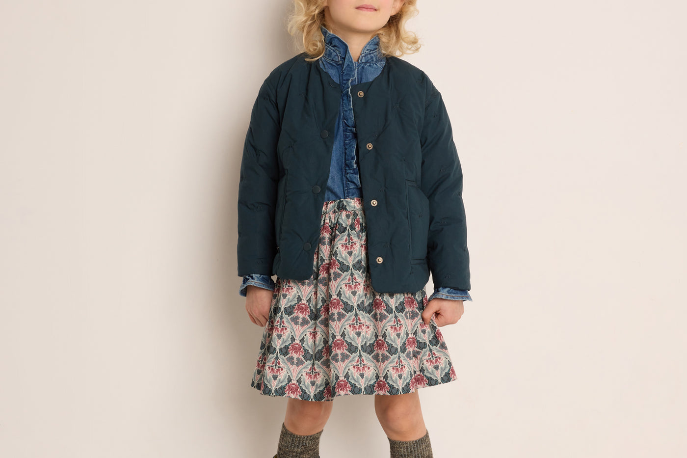 Invierno 2023 look con chaqueta verde de niña