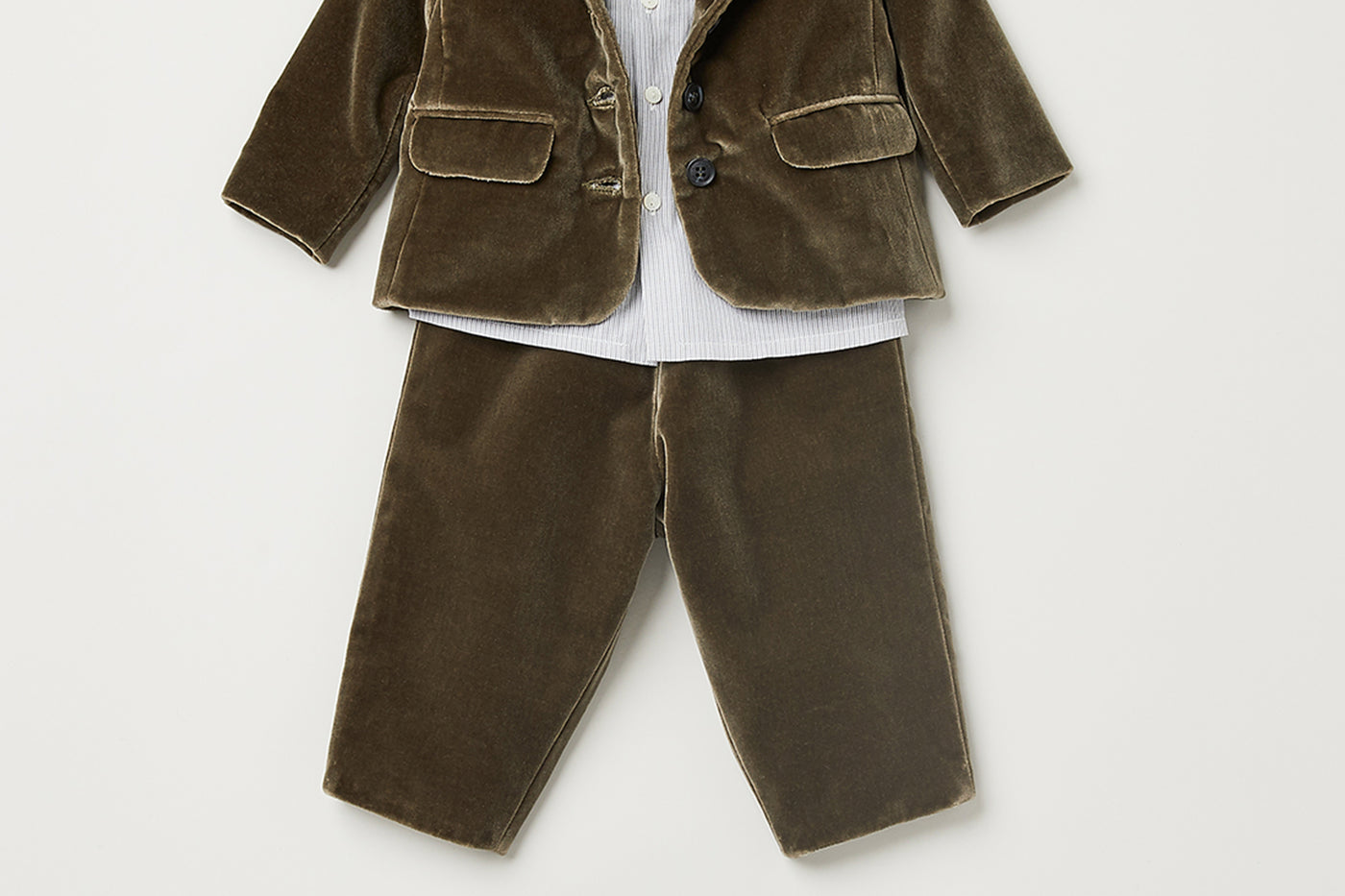 Invierno 2023 look con conjunto de ceremonia de terciopelo de bebé niño
