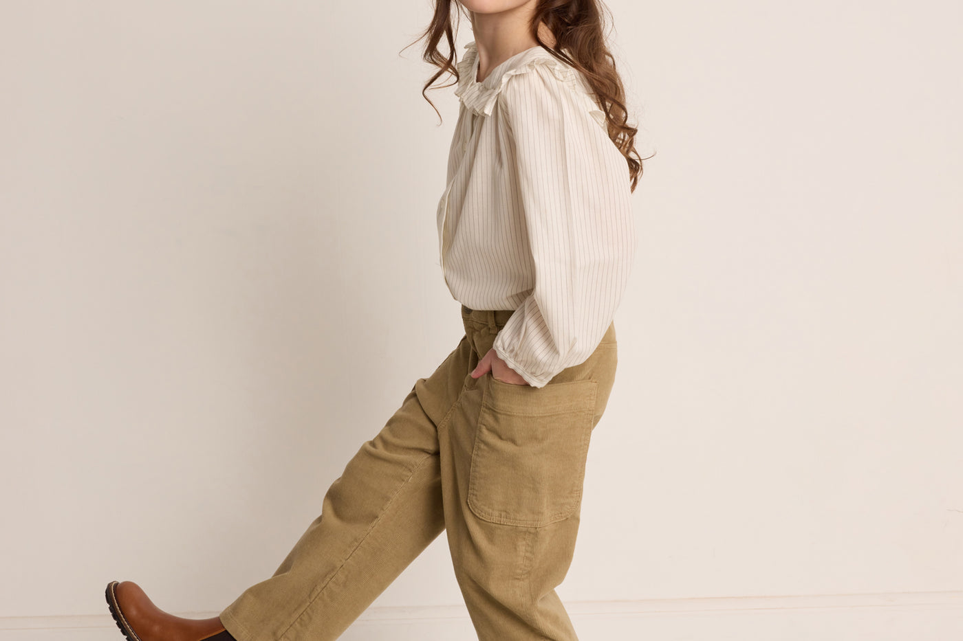 Invierno 2023 look con blusa de rayas de niña