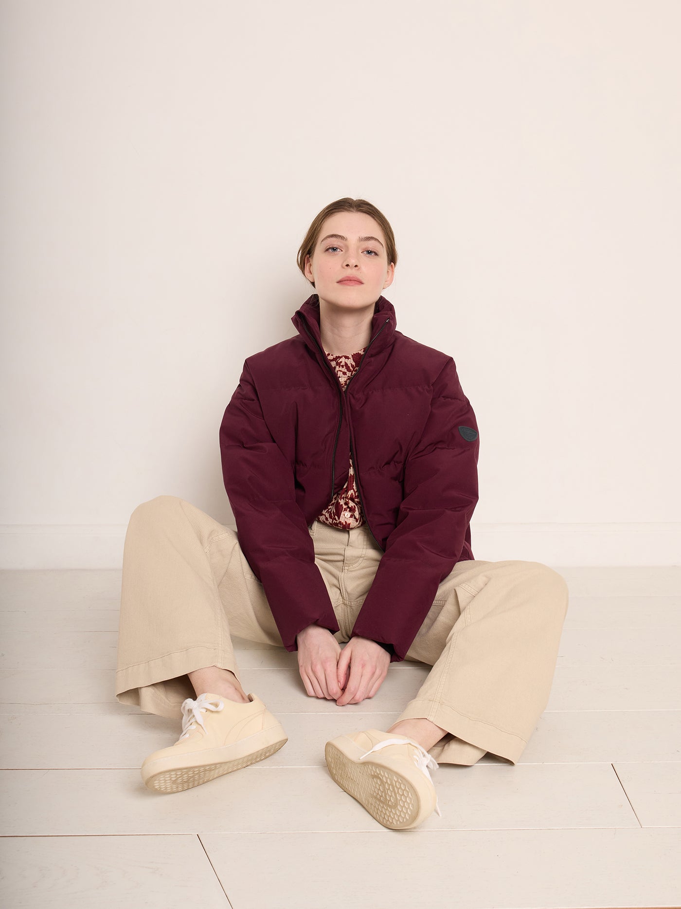 Invierno 2023 look con chaqueta de plumón de mujer