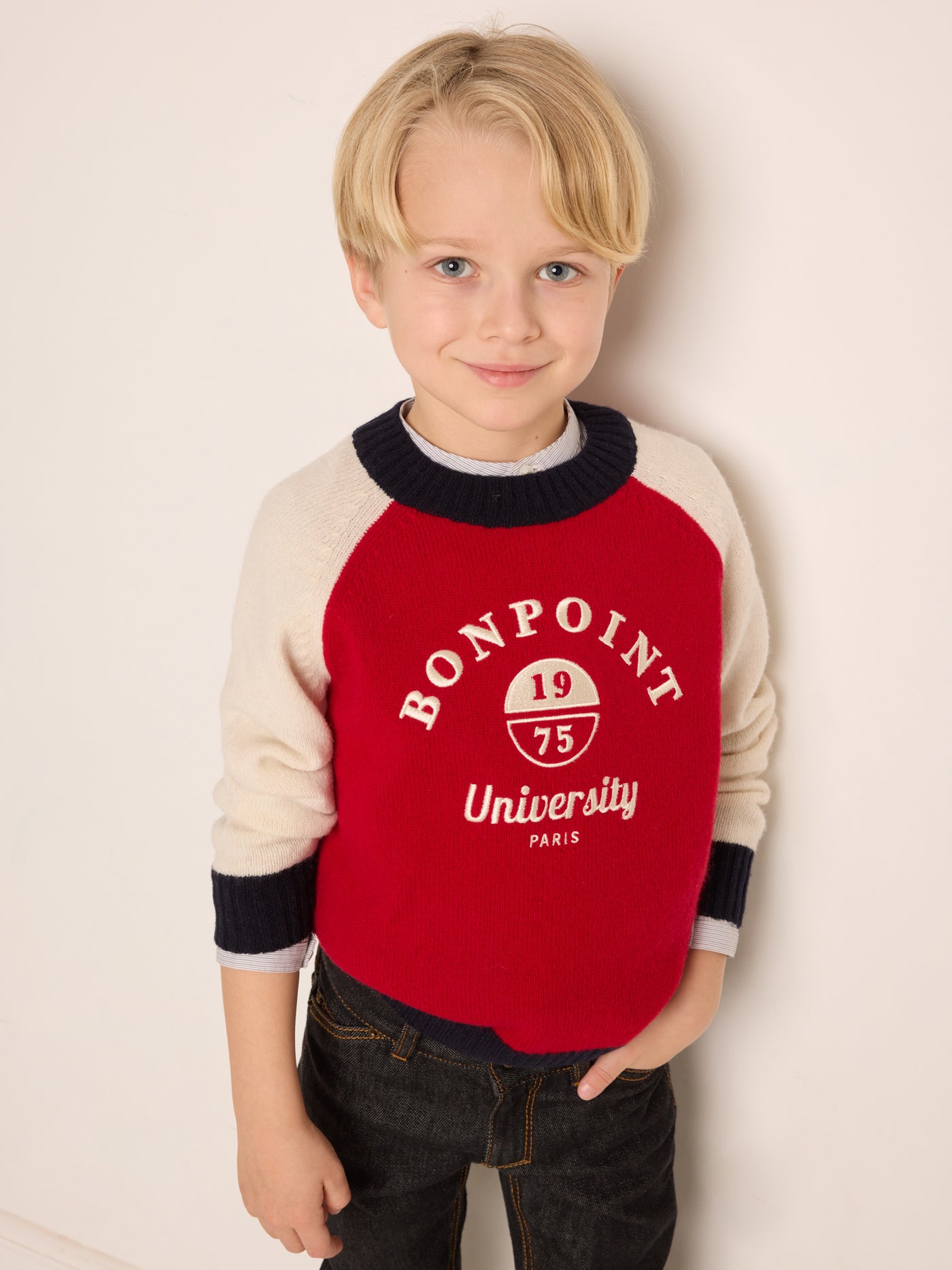 Invierno 2023 look con pantalón vaquero de niño