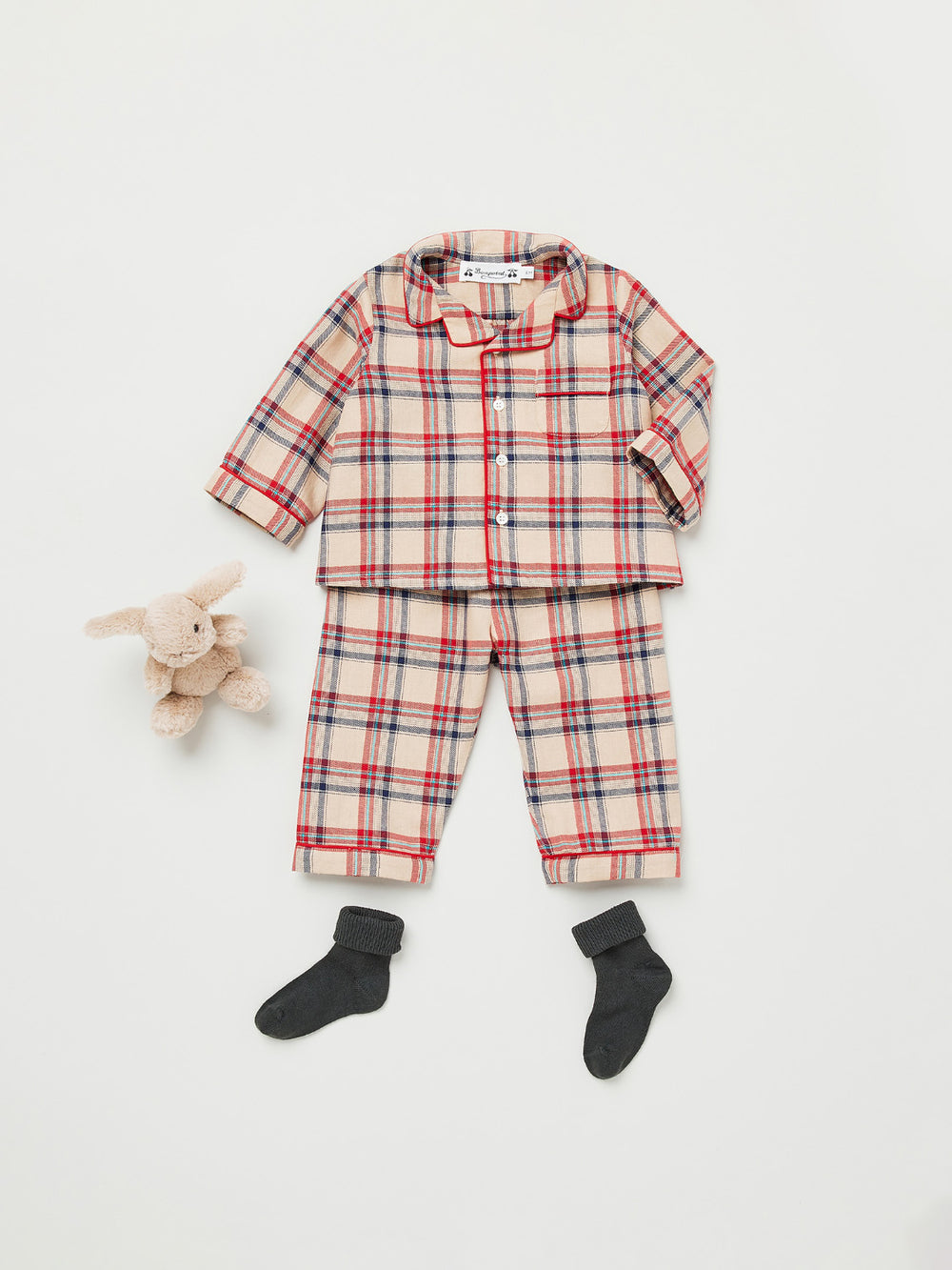 Invierno 2023 look con pijama de bebé niño