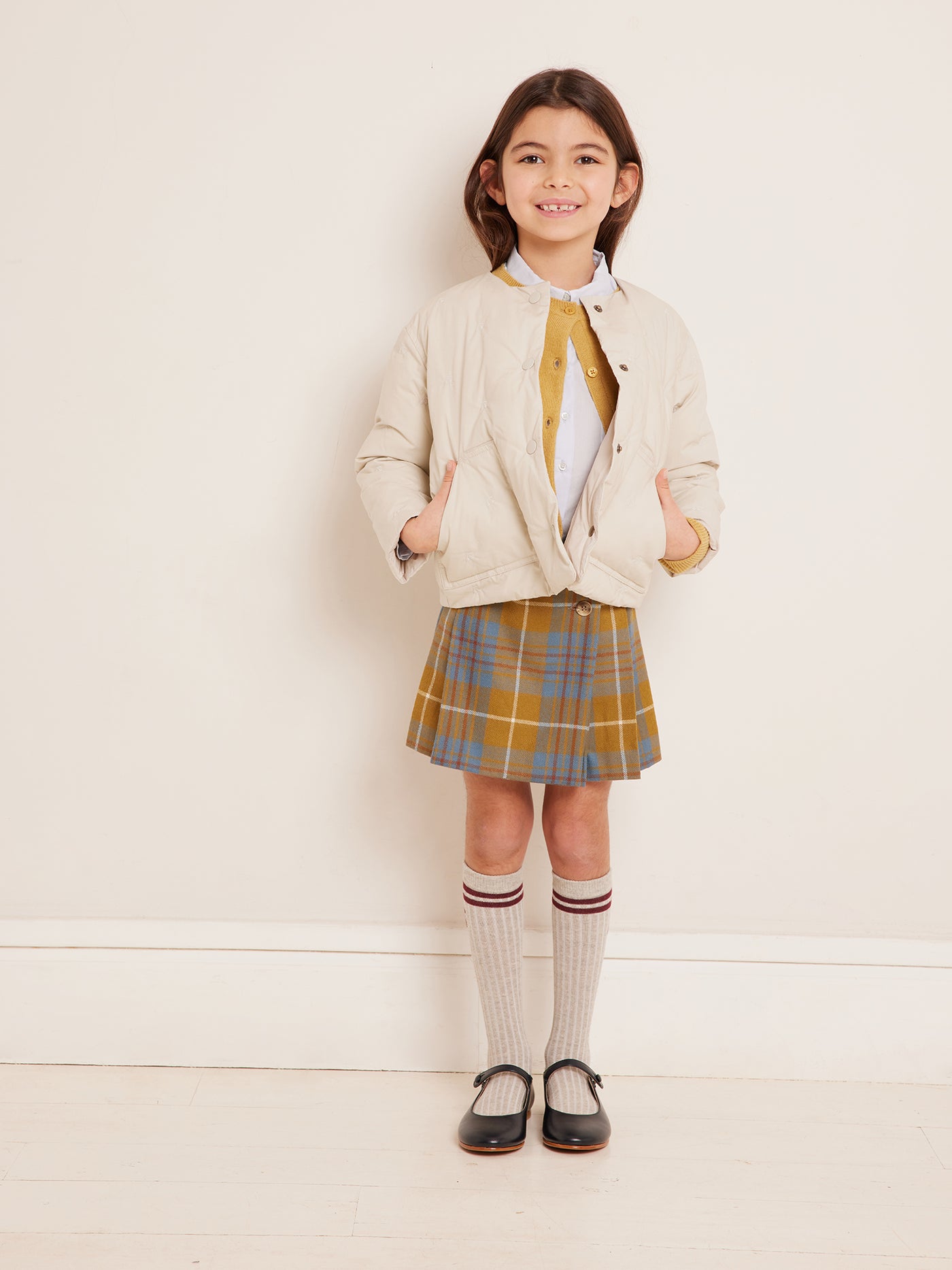Invierno 2023 look con falda de tartán de niña