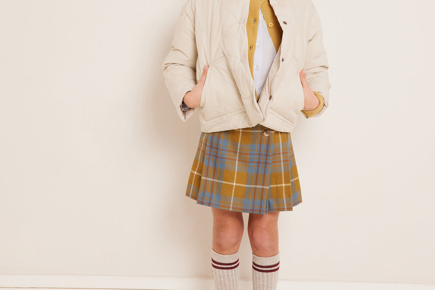 Invierno 2023 look con falda de tartán de niña