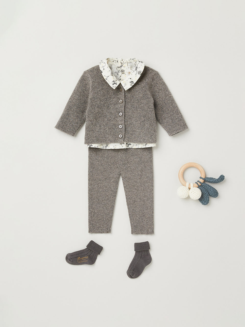 Invierno 2023 look con conjunto gris de recién nacido
