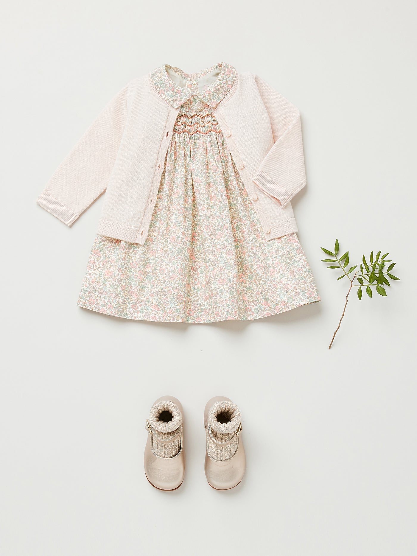 Invierno 2023 look con vestido de punto smock de bebé niña