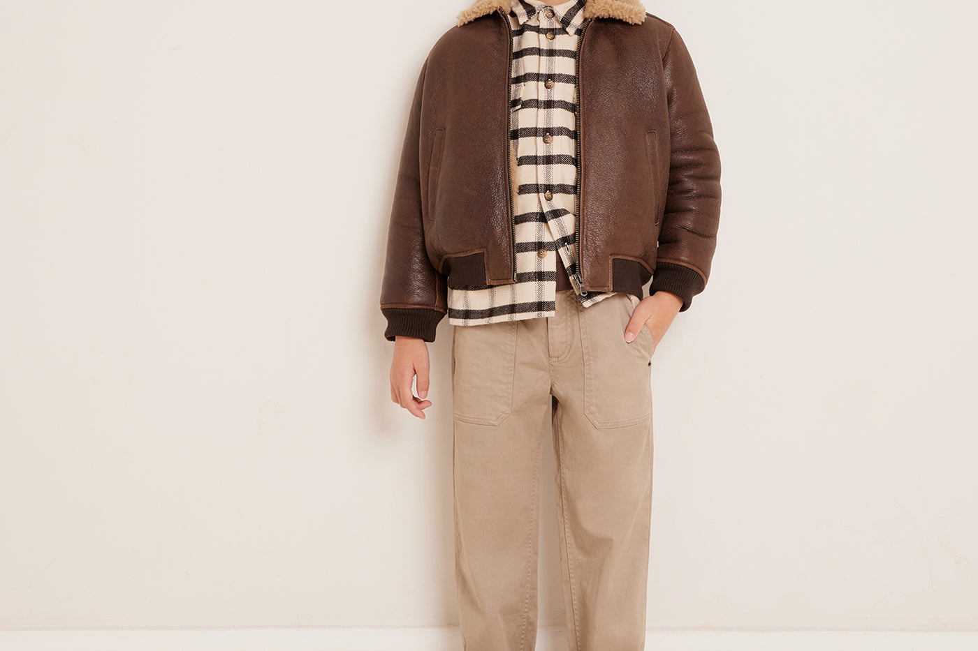 Invierno 2023 look con chaqueta de piel de niño