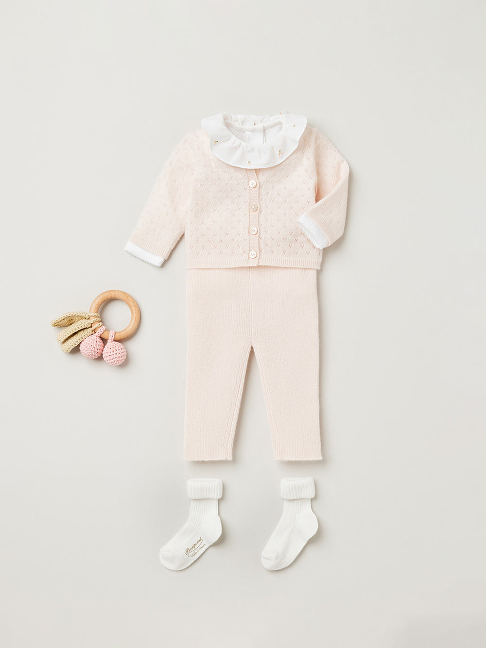 Invierno 2023 look con conjunto rosa de recién nacido