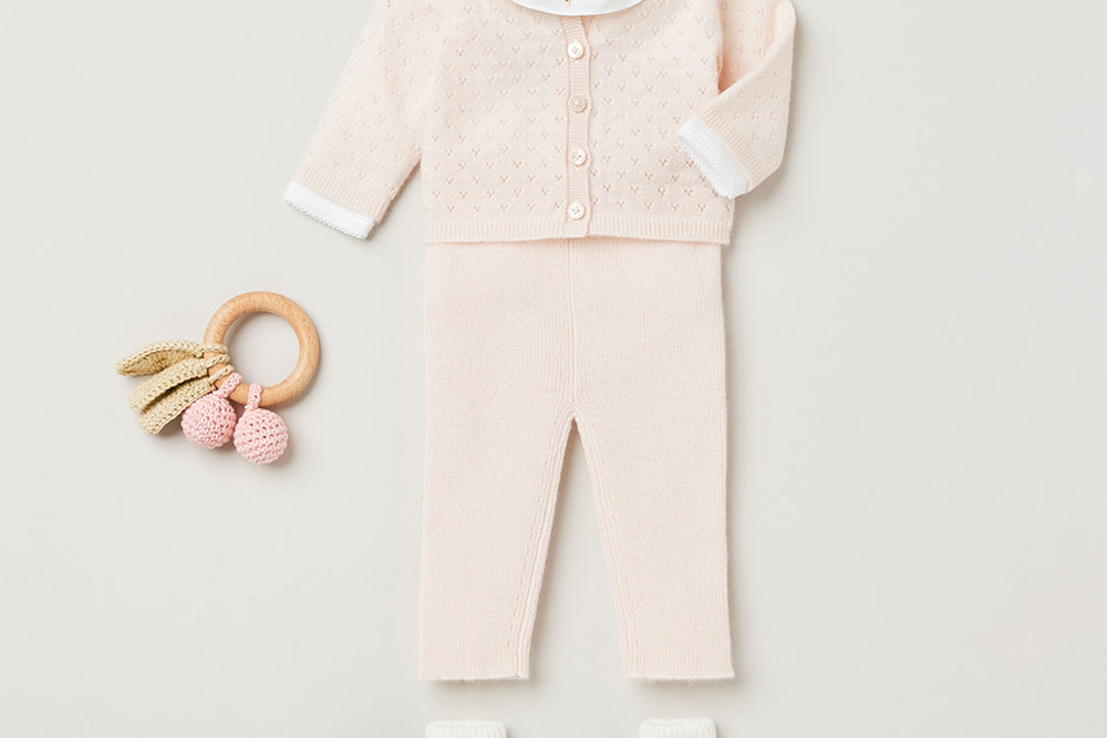 Invierno 2023 look con conjunto rosa de recién nacido