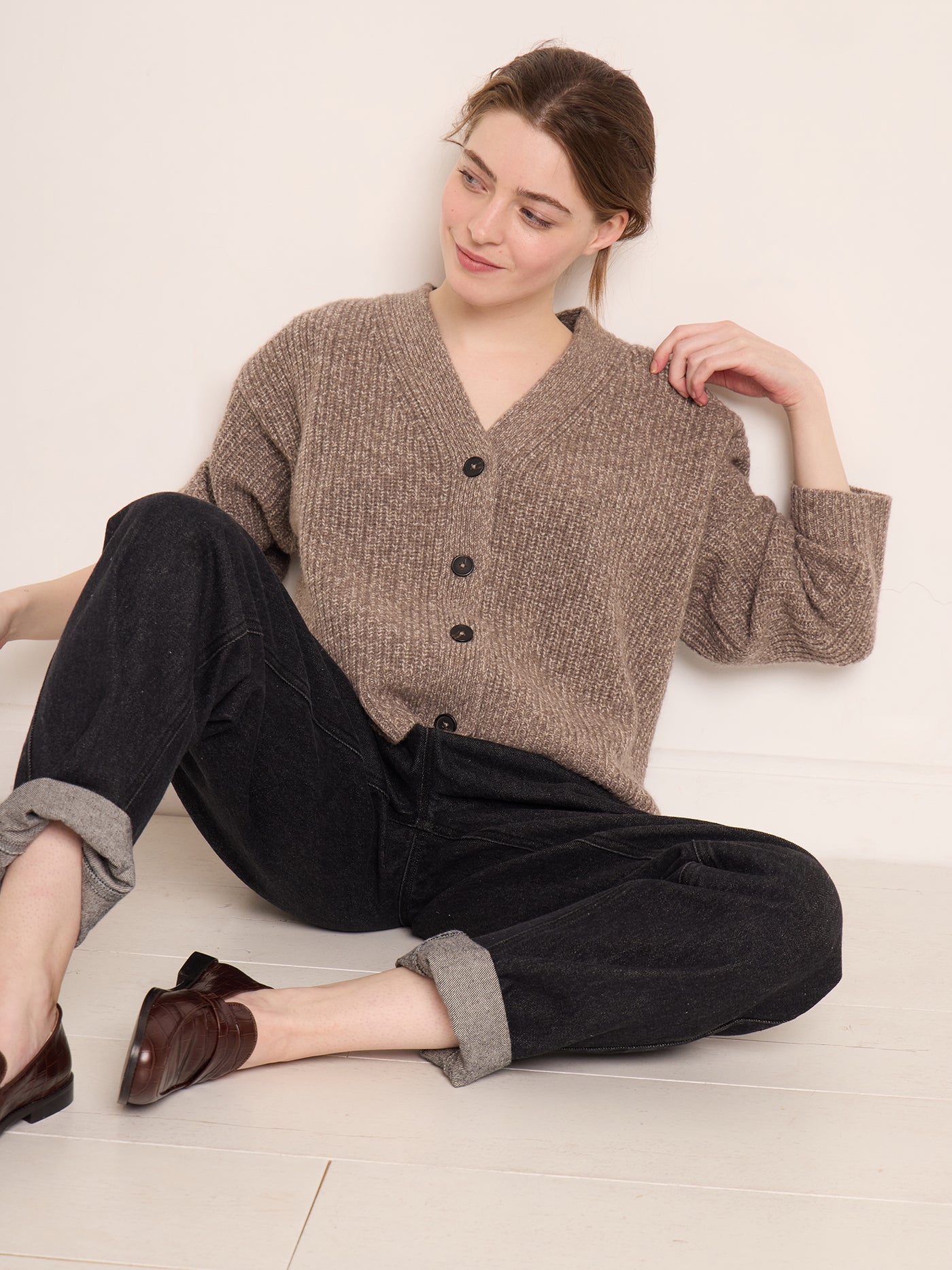 Invierno 2023 look con cárdigan de mujer