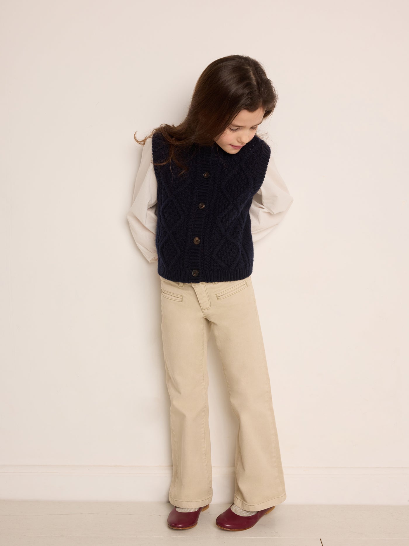 Invierno 2023 look con chaleco de punto de niña