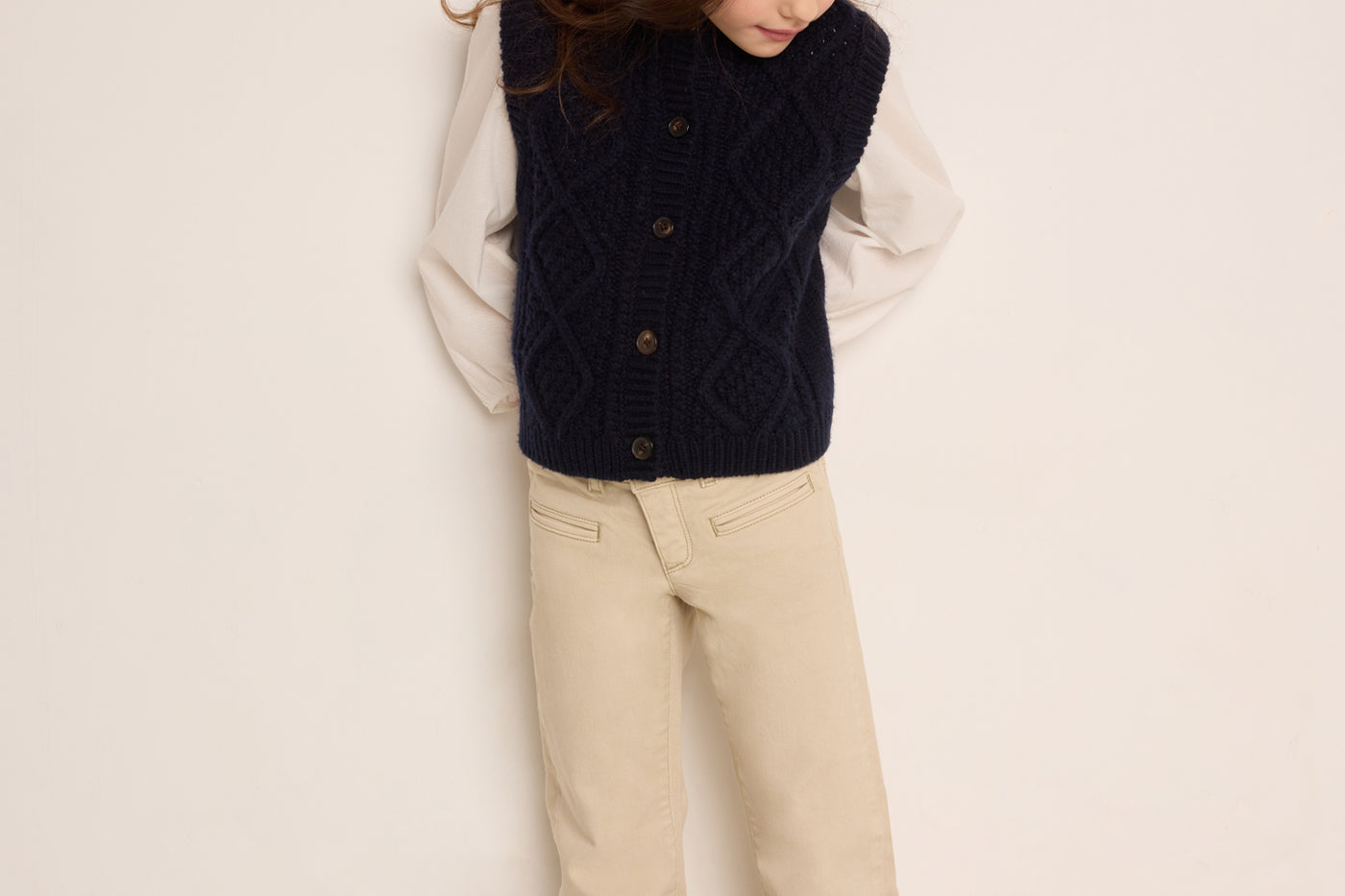 Invierno 2023 look con chaleco de punto de niña