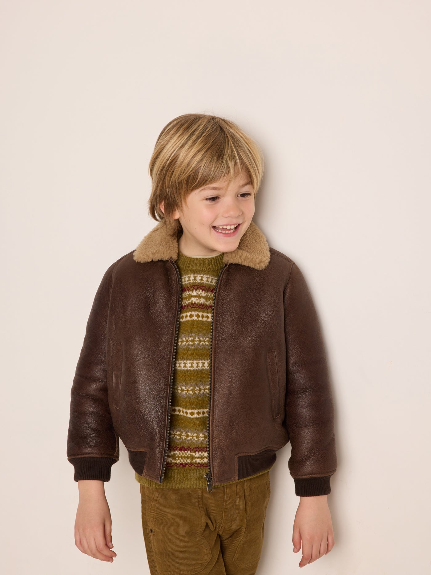 Invierno 2023 look con jersey estampado de niño