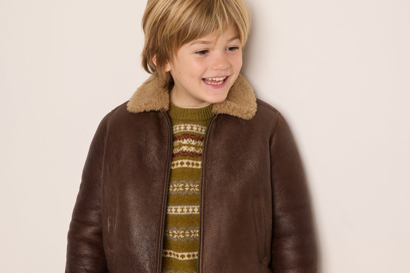 Invierno 2023 look con jersey estampado de niño