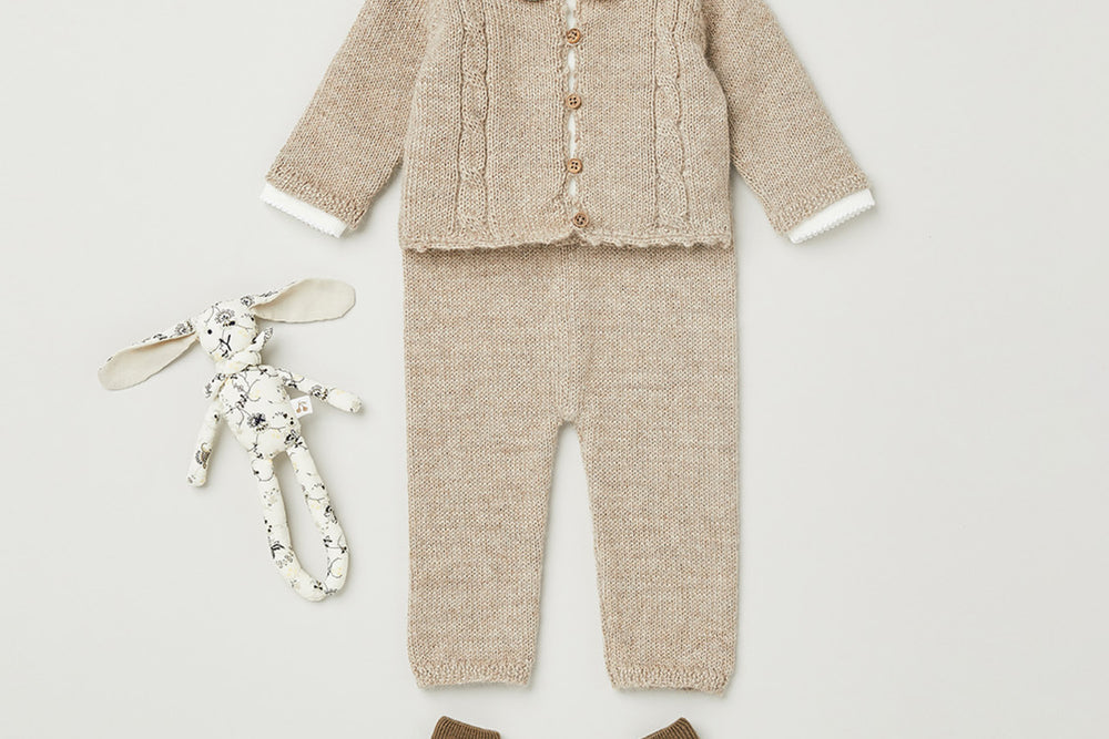 Invierno 2023 look con conjunto beige de recién nacido