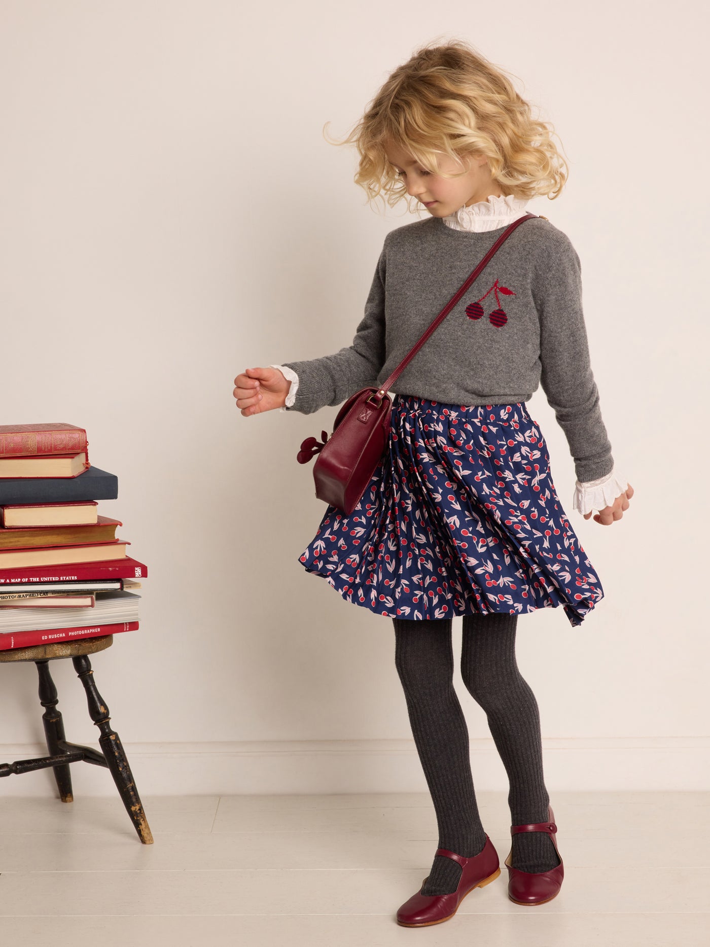 Invierno 2023 look con falda con flor de niña