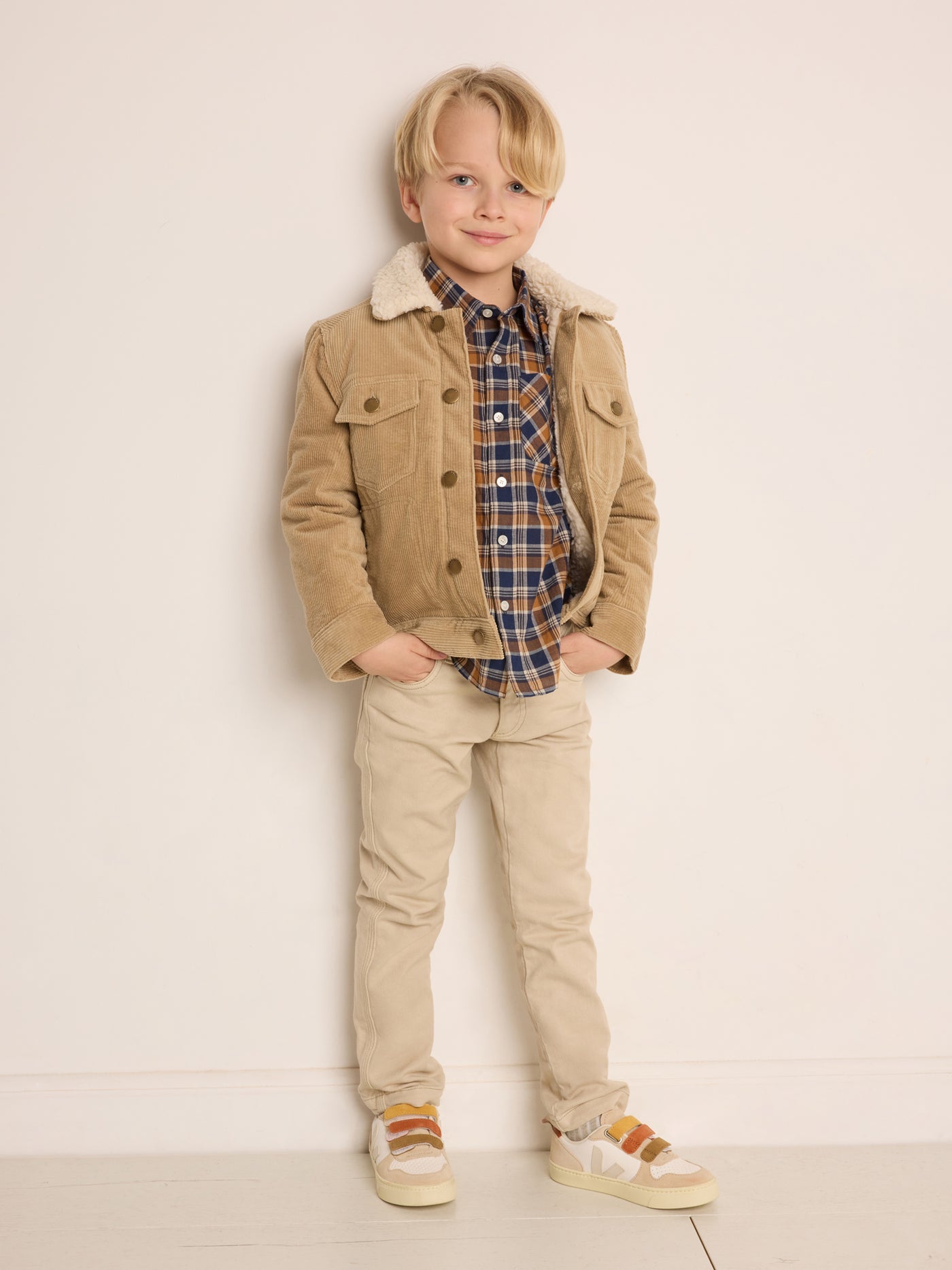 Invierno 2023 look con camisa de cuadros de niño