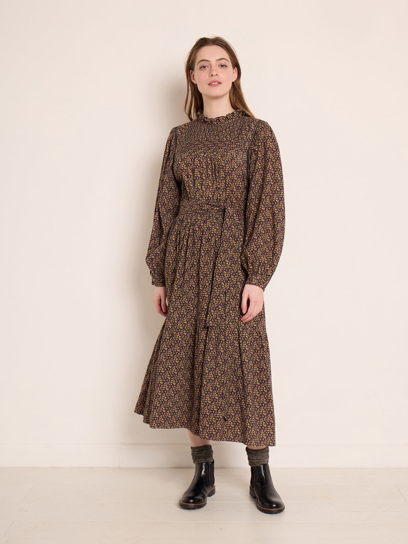 Invierno 2023 look con vestido largo de mujer