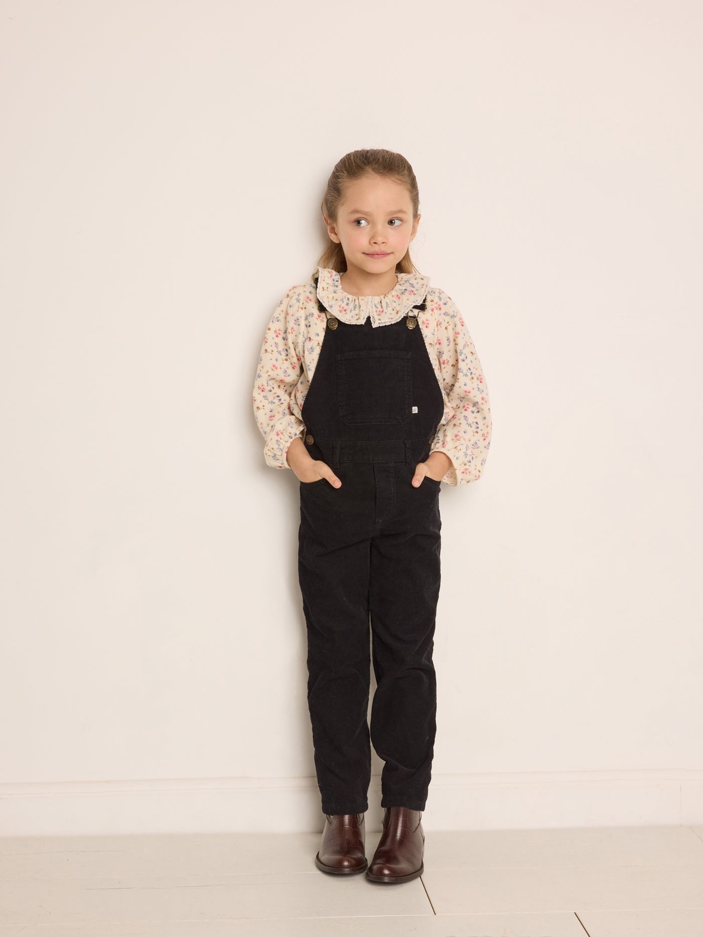 Invierno 2023 look con peto de terciopelo de niña