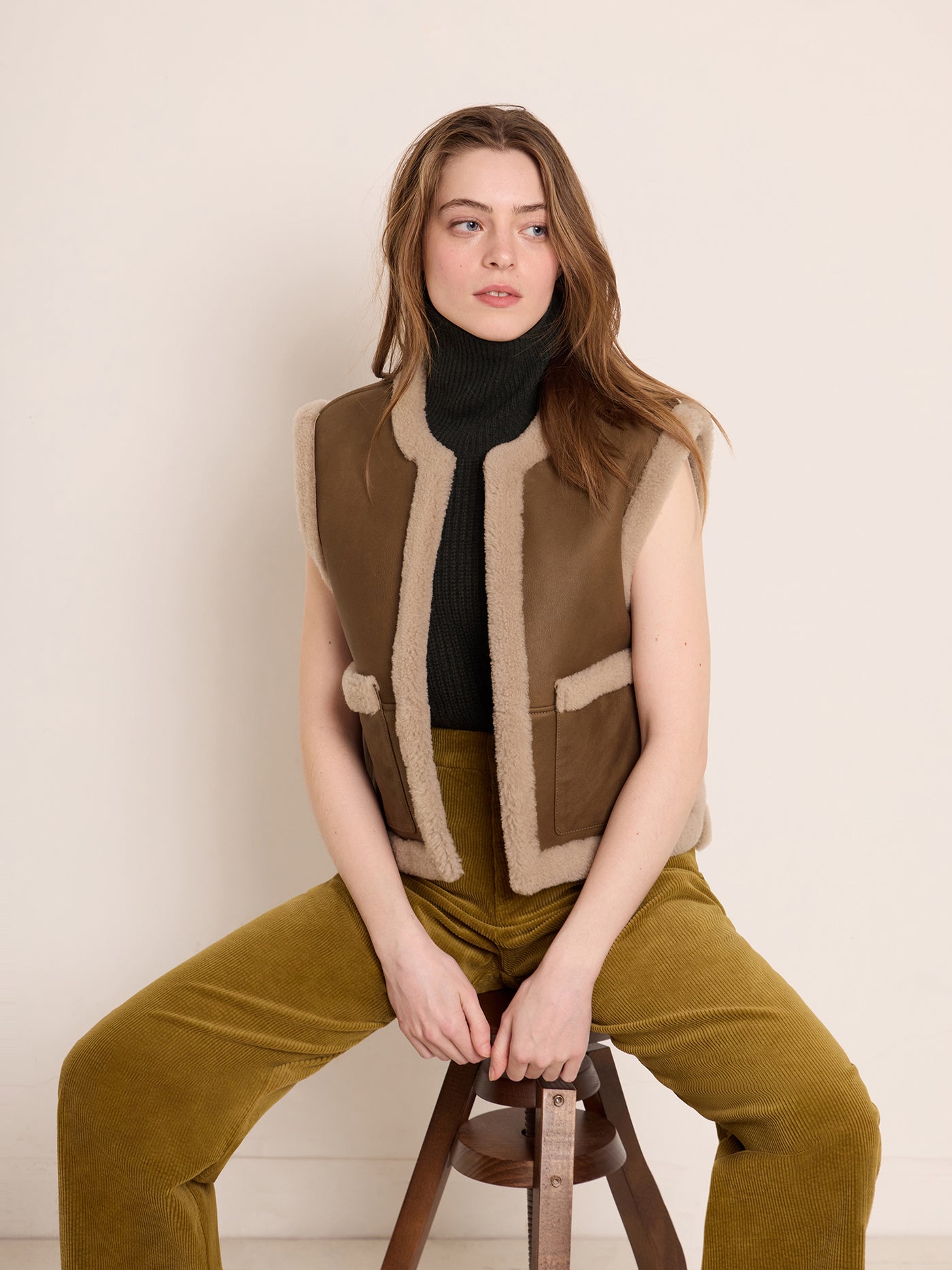 Invierno 2023 look con chaqueta de piel de mujer