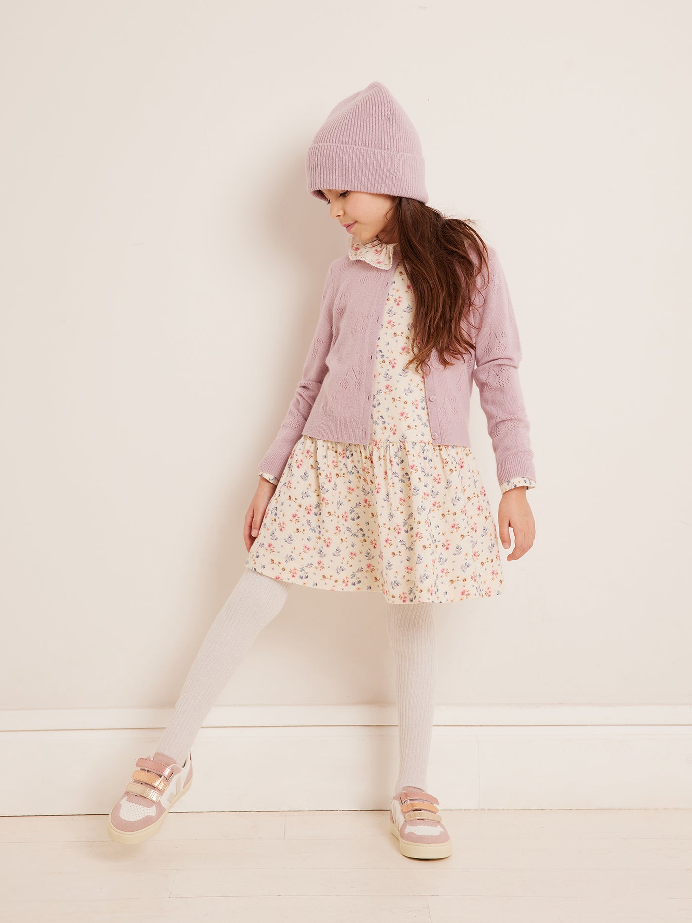 Invierno 2023 look con cárdigan rosa pálido de niña