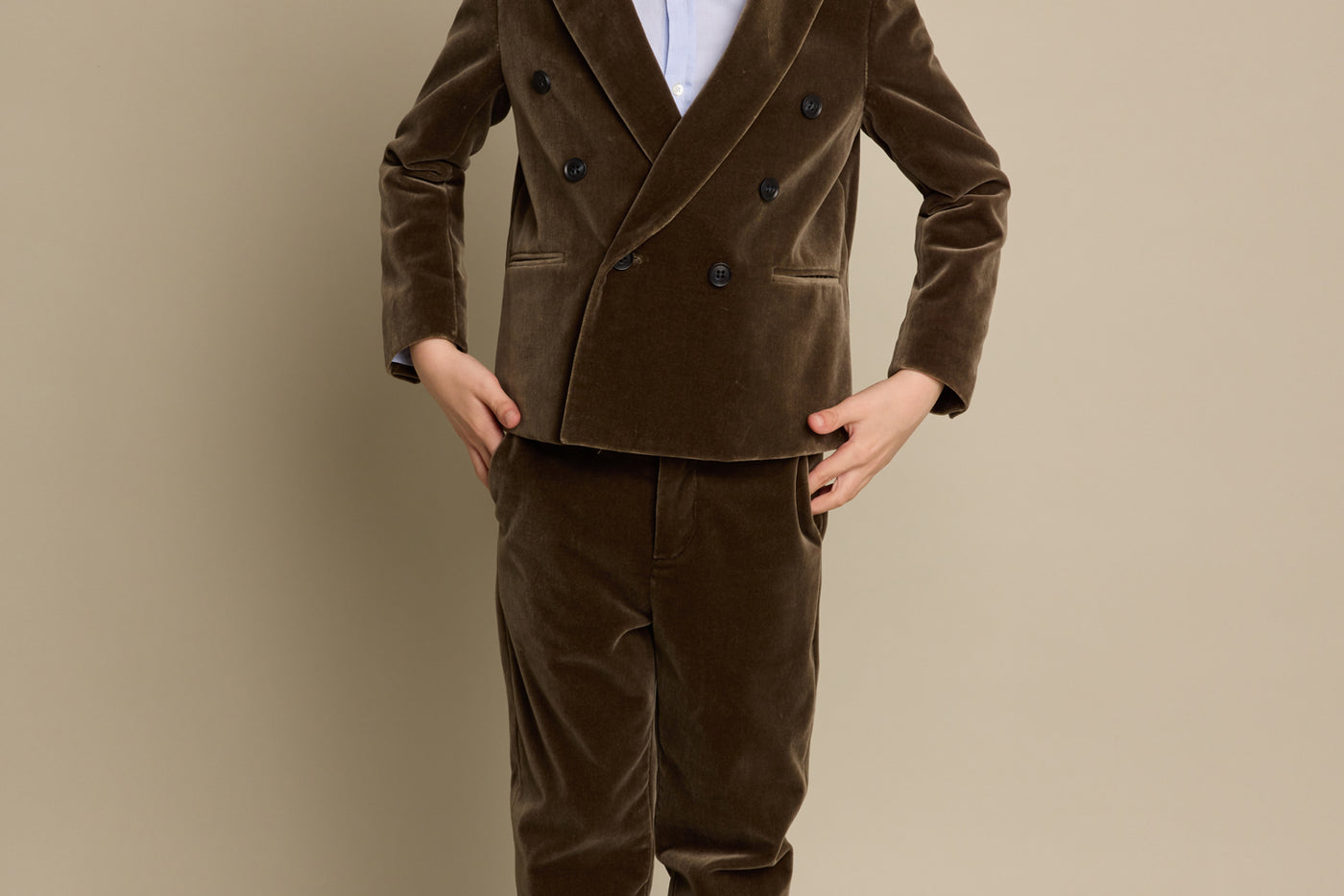 Invierno 2023 look con chaqueta de ceremonia de niño