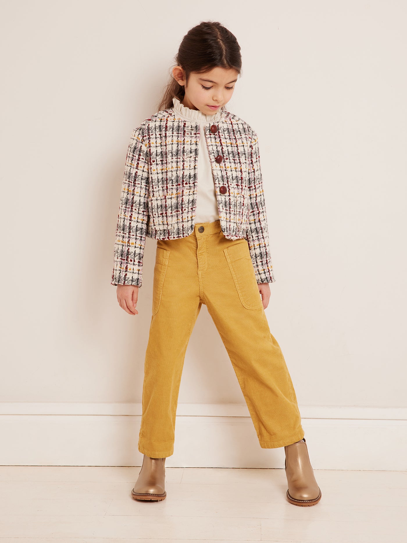 Invierno 2023 look con chaqueta de tweed de niña