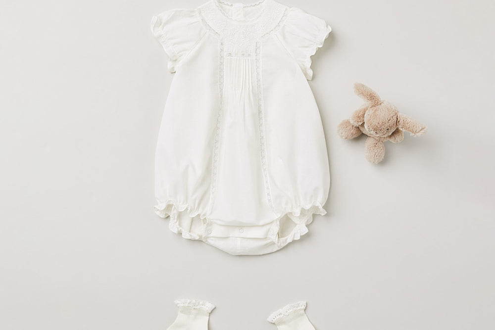Invierno 2023 look con vestido blanco de recién nacido