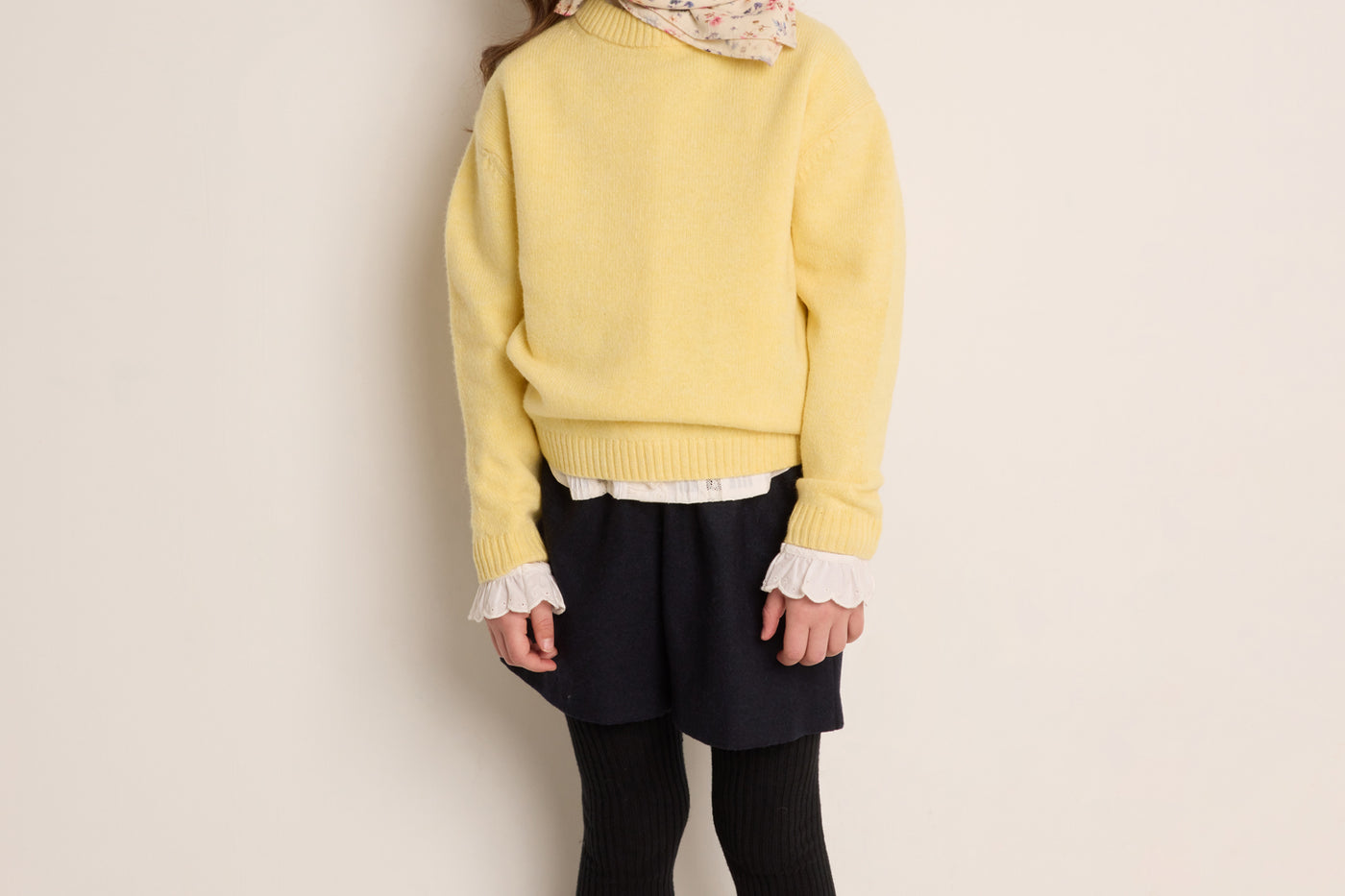 Invierno 2023 look con shorts de niña