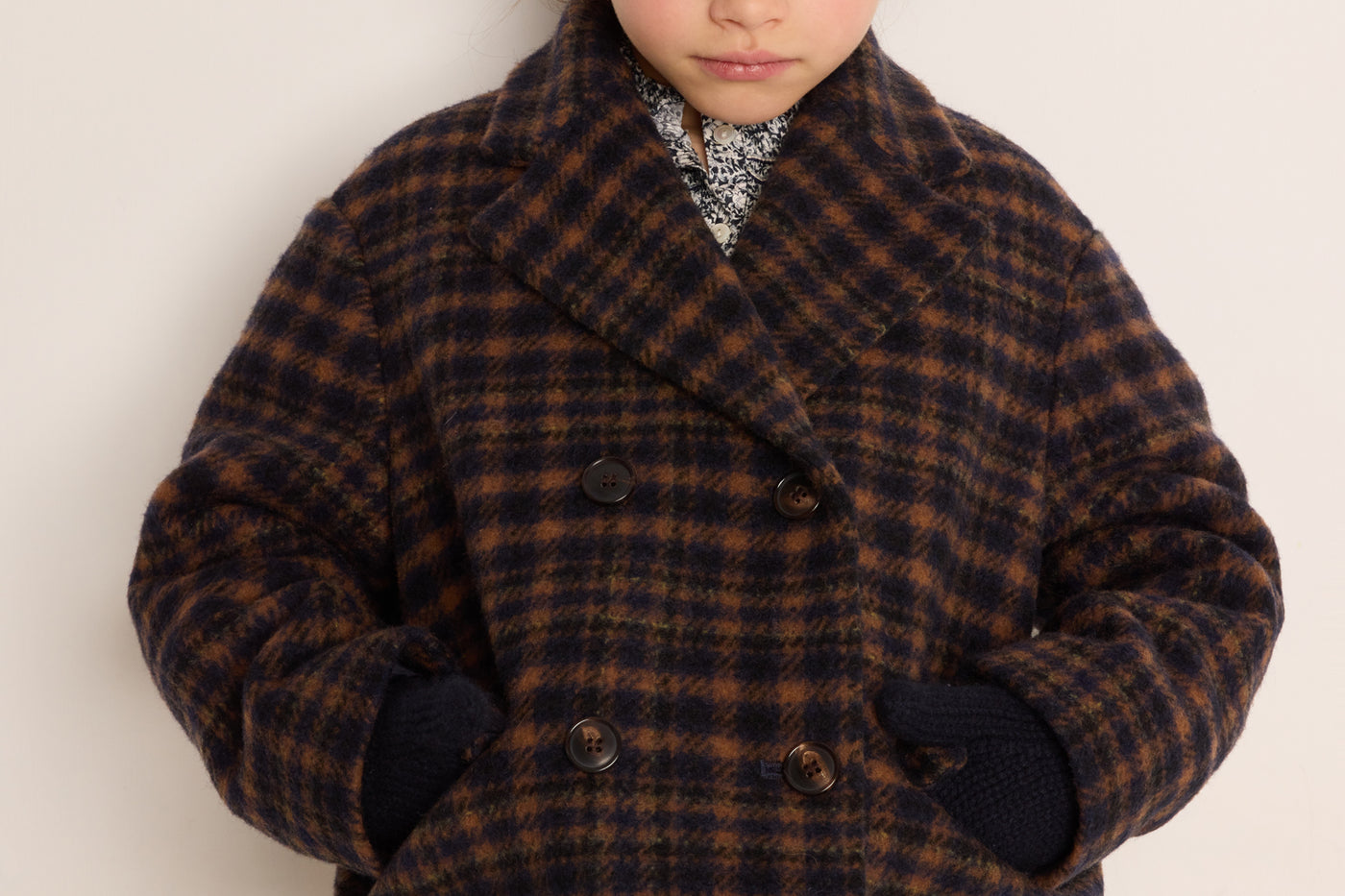 Invierno 2023 look con abrigo de cuadros de niña