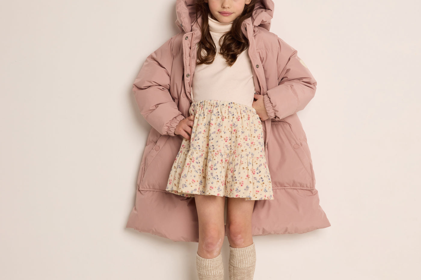 Invierno 2023 look con chaqueta larga de niña