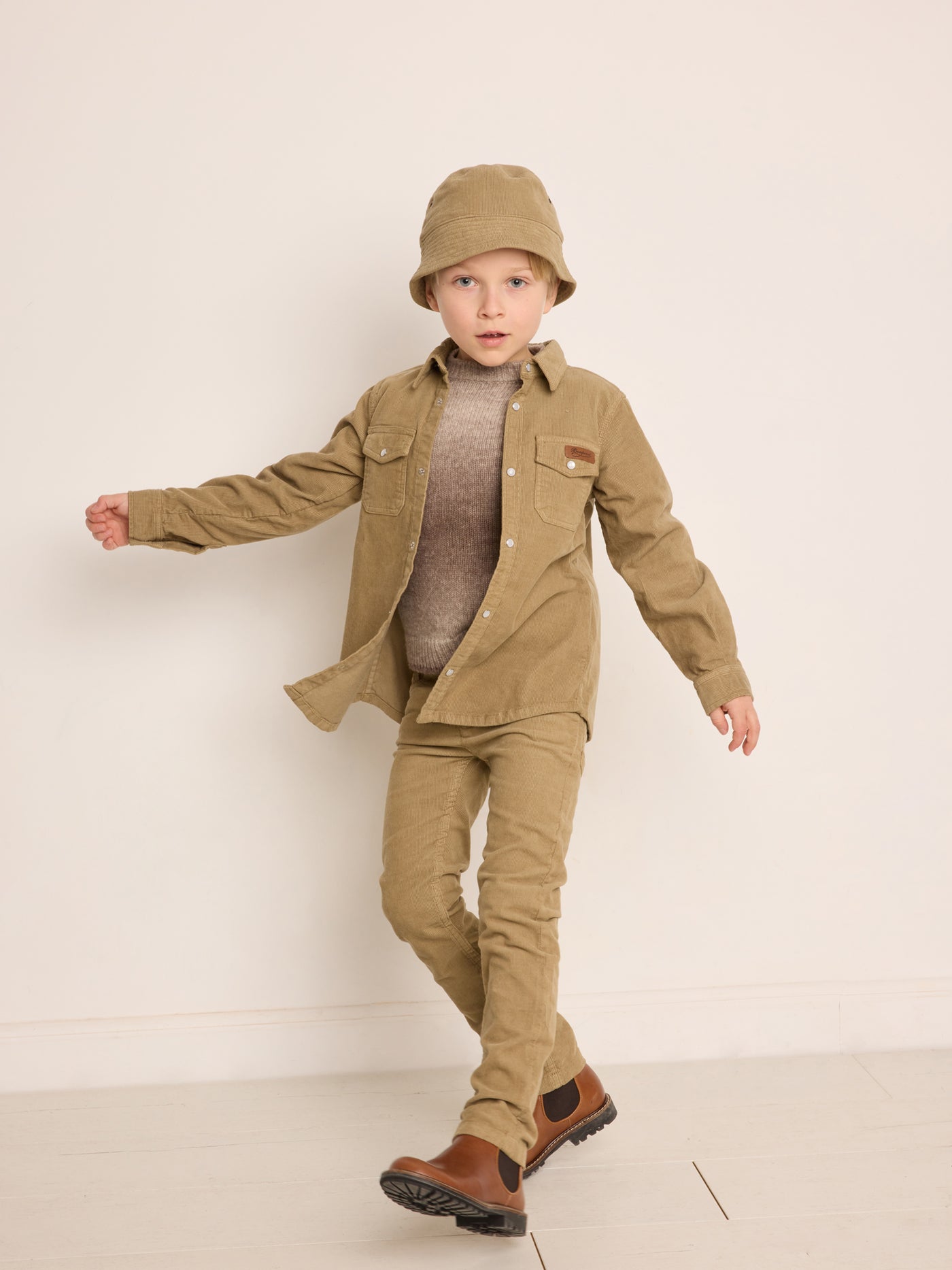 Invierno 2023 look con camisa de terciopelo de niño