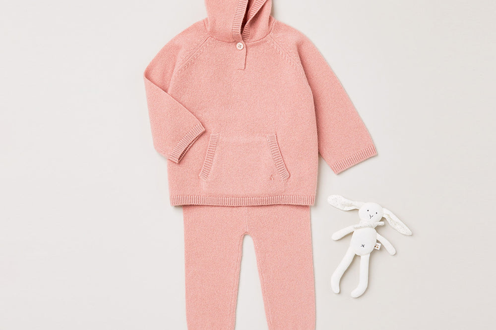 Invierno 2023 look con conjunto rosa de recién nacido
