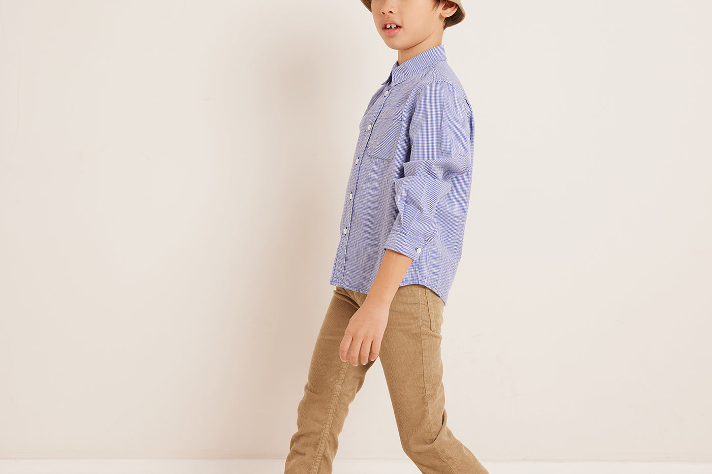 Invierno 2023 look con camisa de niño