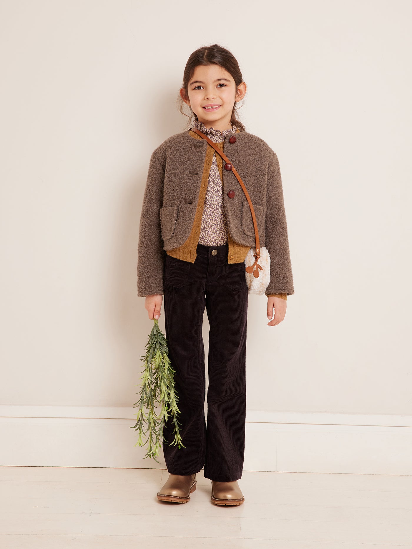 Invierno 2023 look chaqueta marrón claro de niña