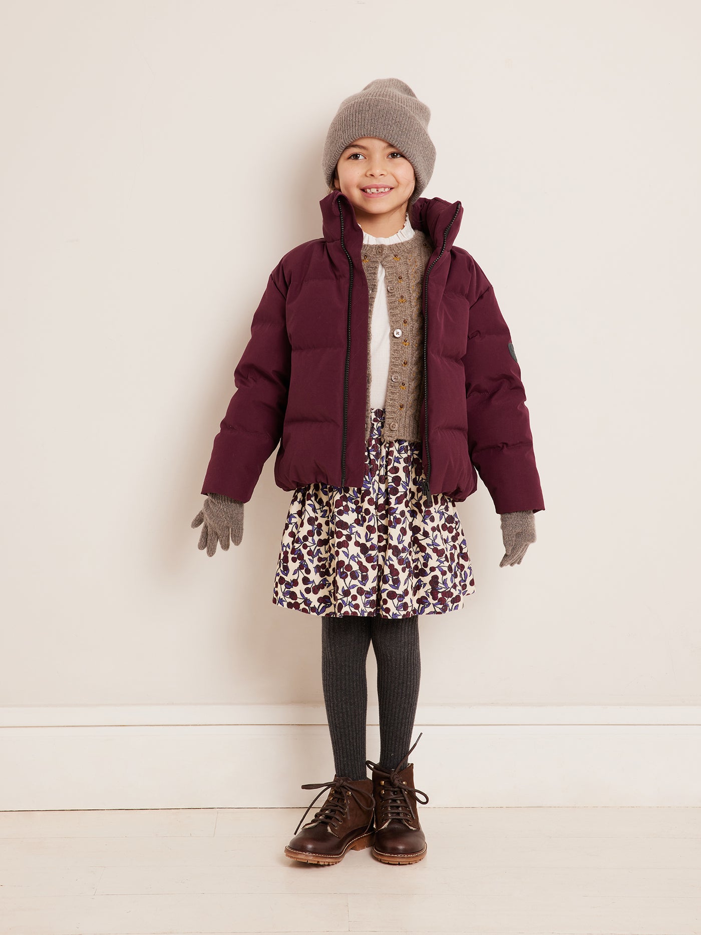 Invierno 2023 look con chaqueta puffer de niña