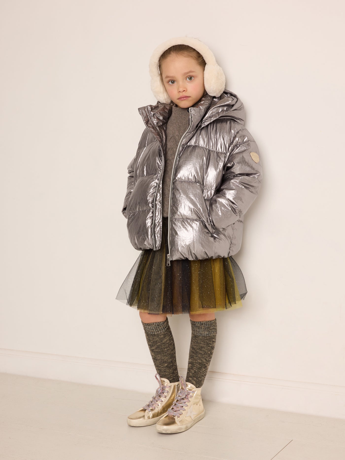 Invierno 2023 look con chaqueta plata de niña